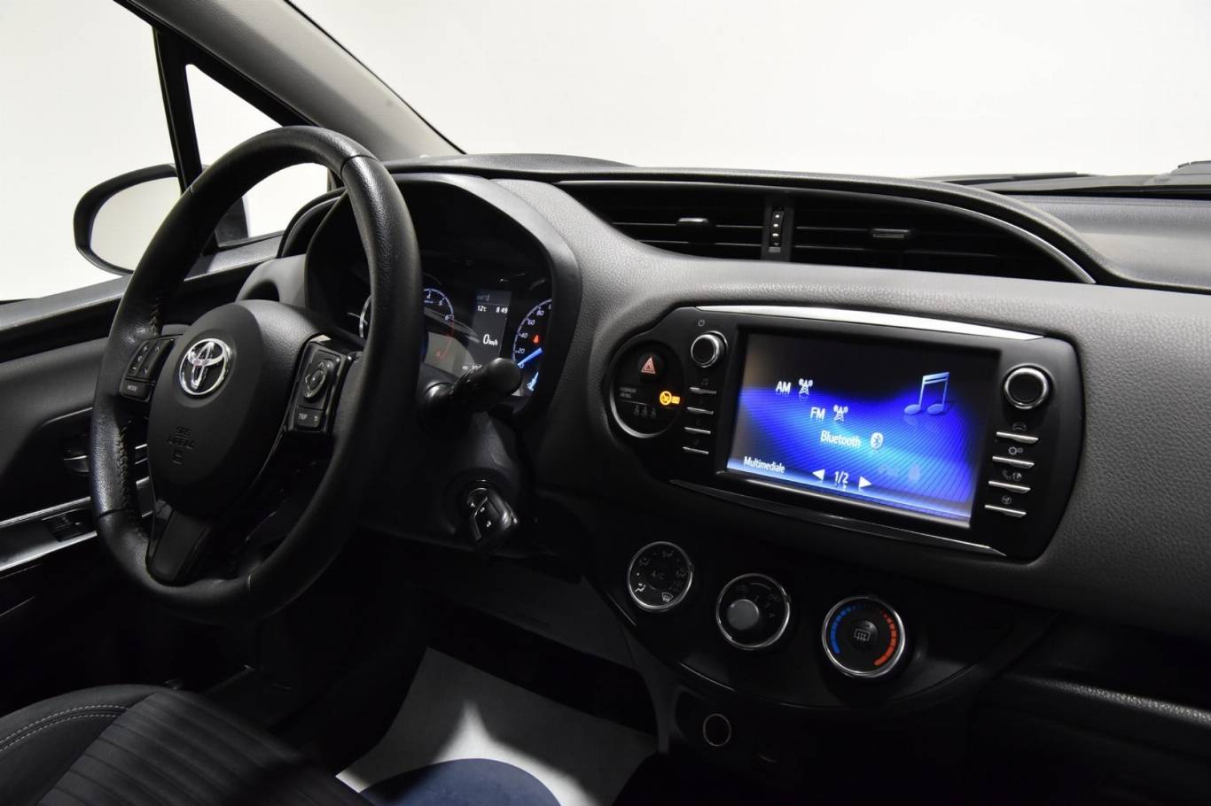 TOYOTA Yaris 32