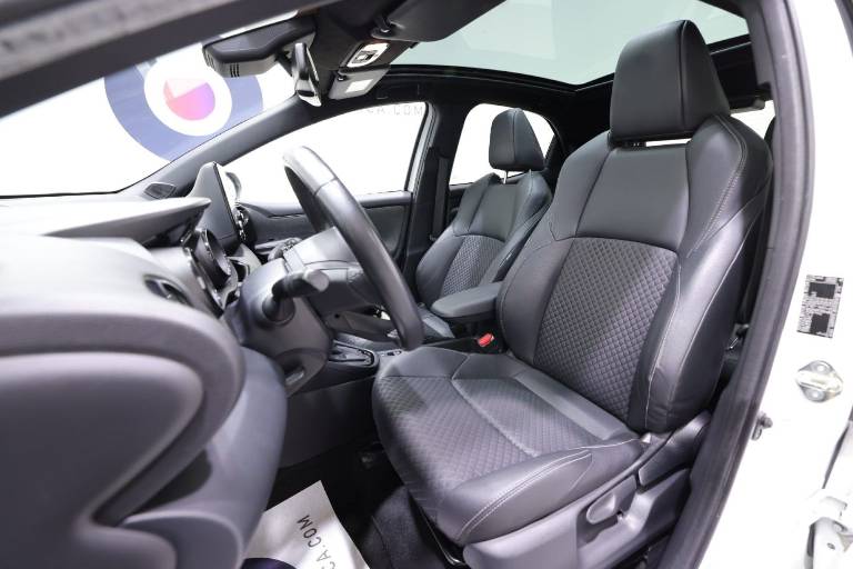 TOYOTA Yaris 6
