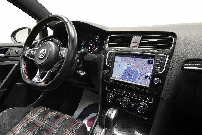 VOLKSWAGEN Golf GTI 28
