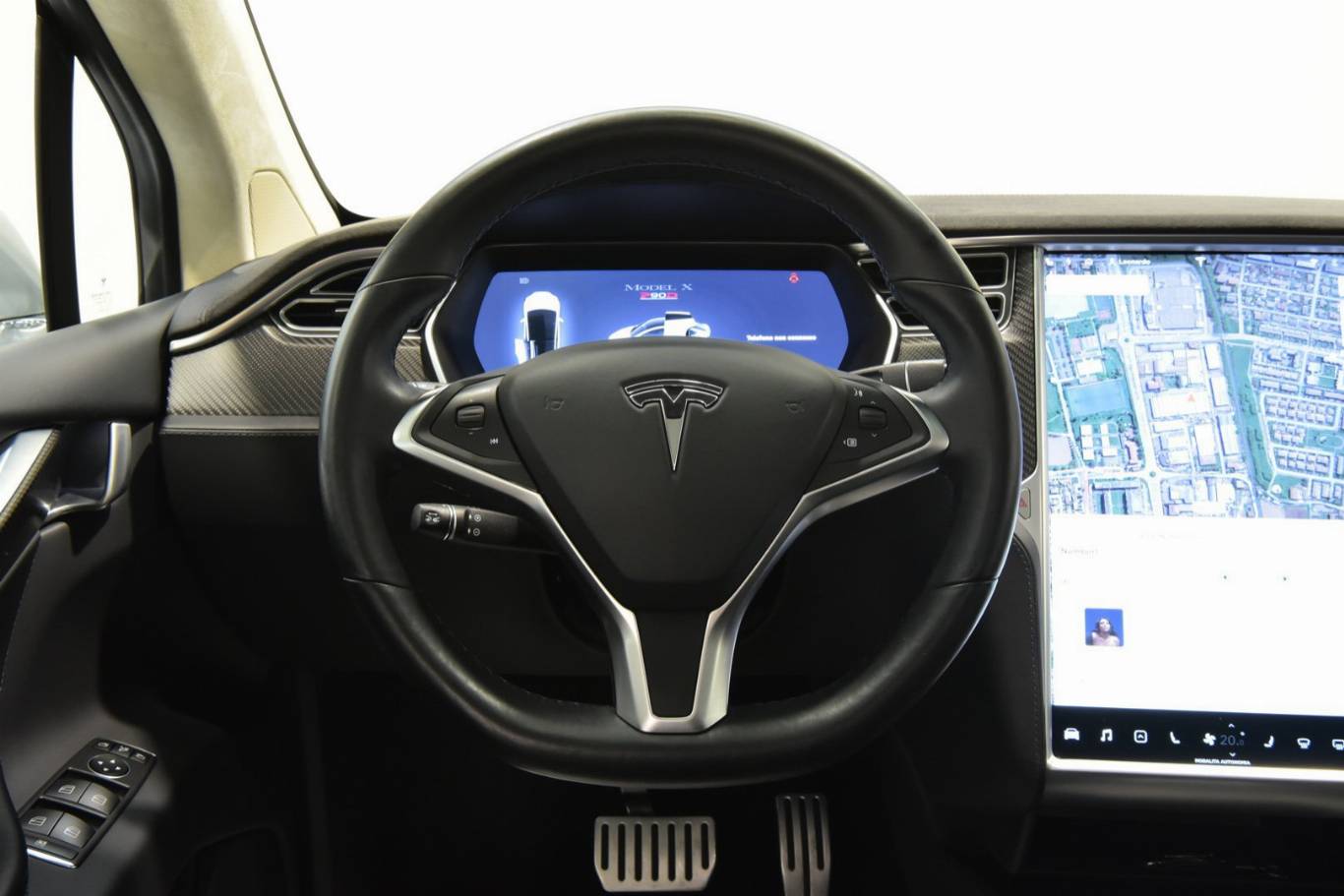 TESLA Model X 21