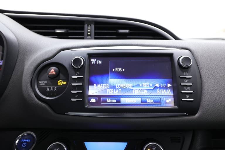 TOYOTA Yaris 9