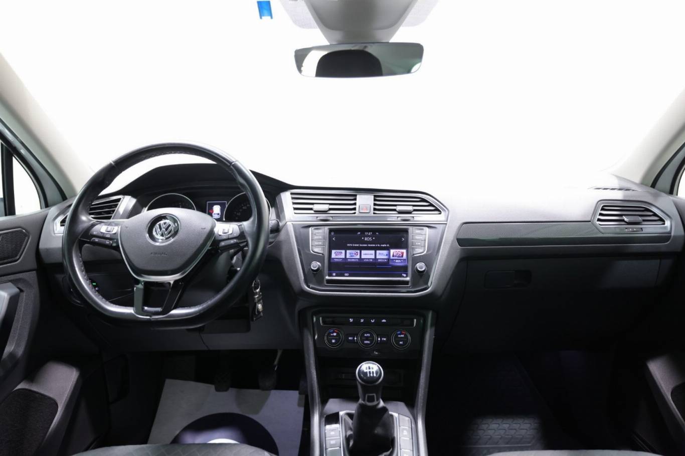 VOLKSWAGEN Tiguan 10