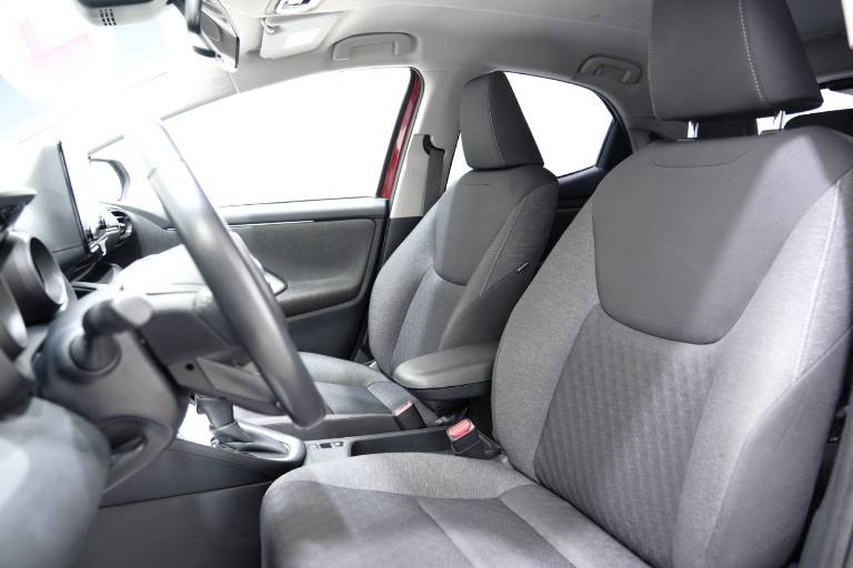 TOYOTA Yaris 6