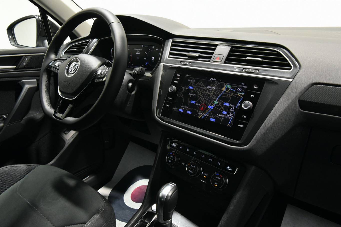 VOLKSWAGEN Tiguan 48