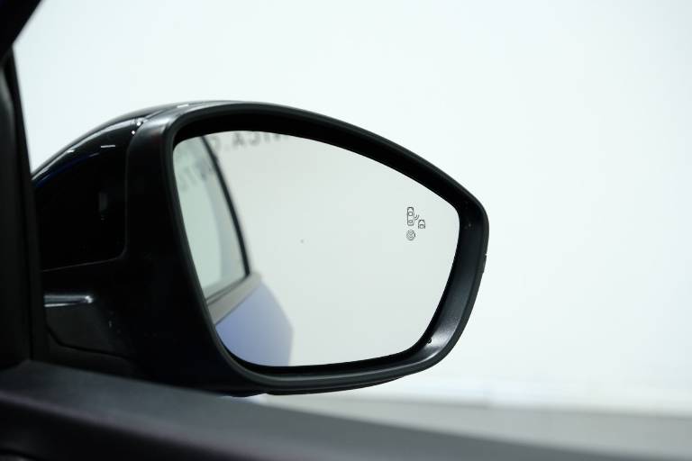 PEUGEOT 208 52
