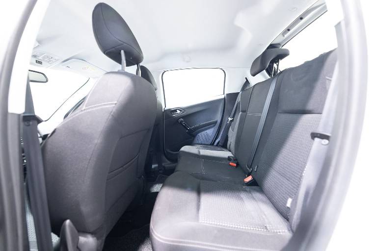 PEUGEOT 208 31