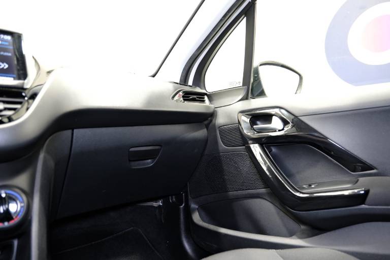 PEUGEOT 208 31