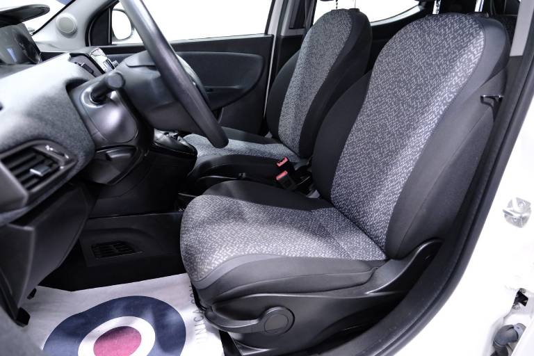 LANCIA Ypsilon 6