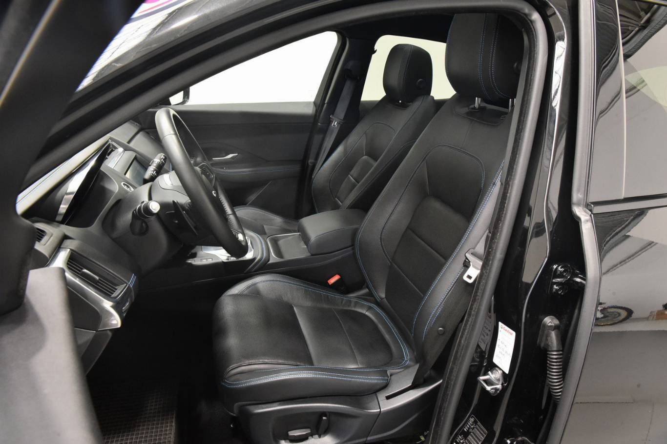 JAGUAR E-Pace 4