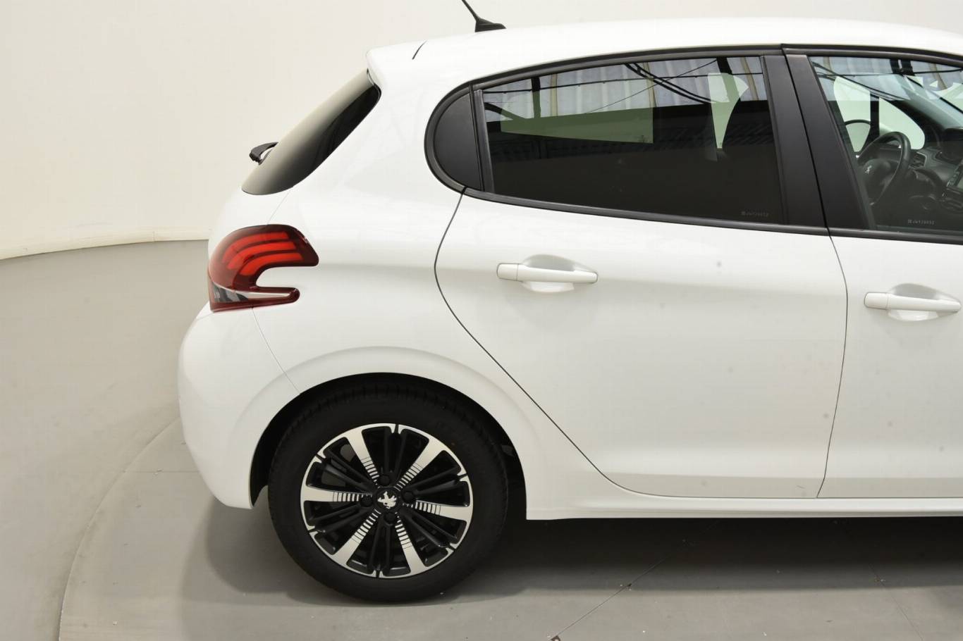 PEUGEOT 208 53