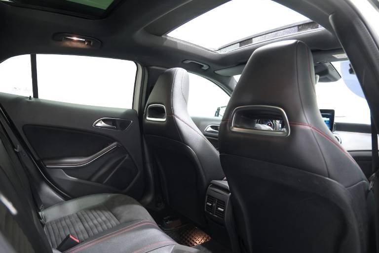 MERCEDES-BENZ GLA 220 62