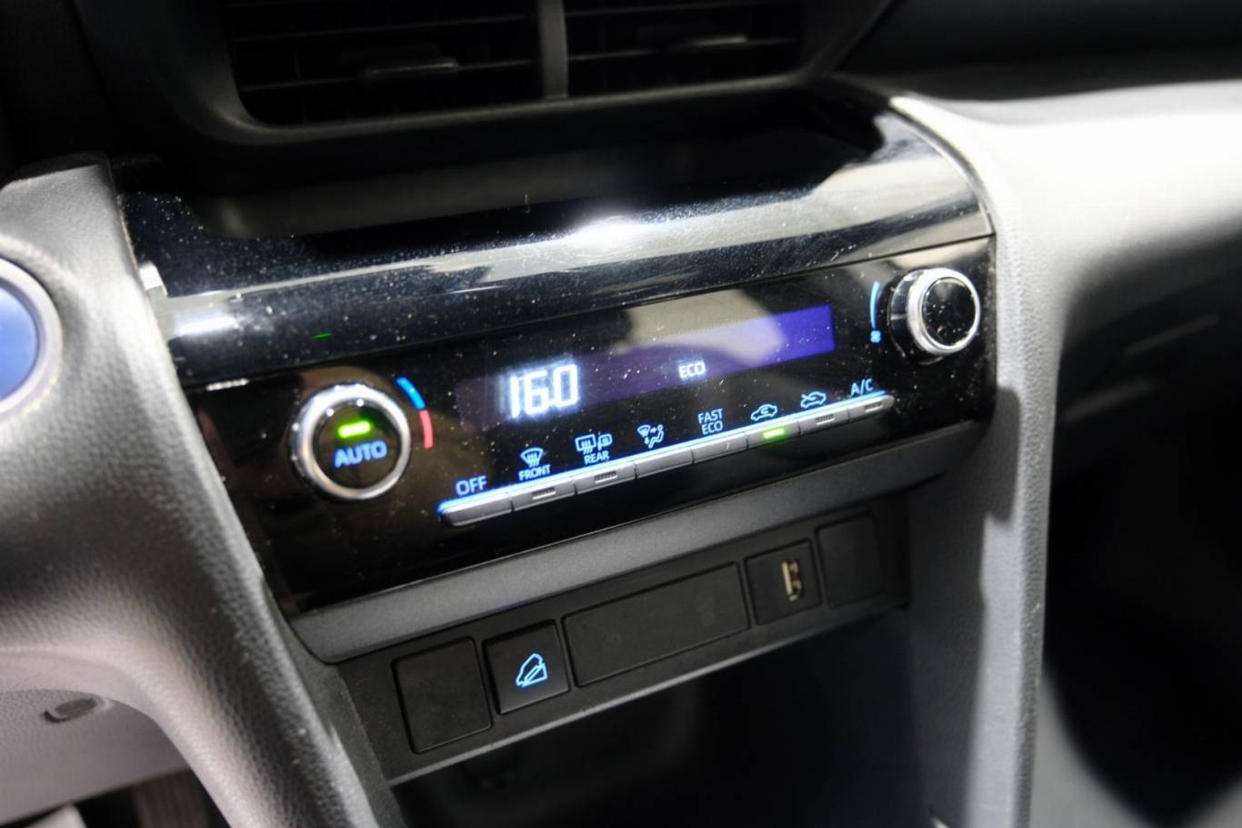 TOYOTA Yaris Cross 28