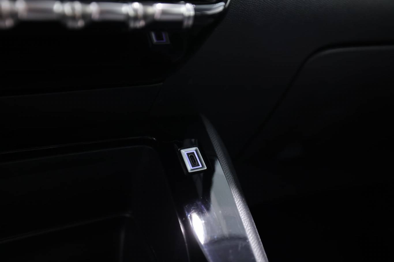 PEUGEOT 208 28