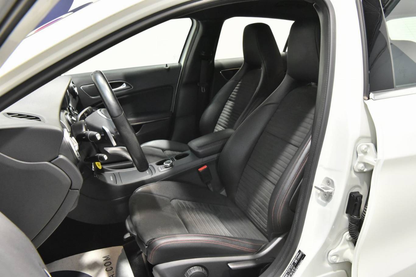 MERCEDES-BENZ GLA 200 4