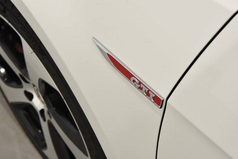 VOLKSWAGEN Golf GTI 52