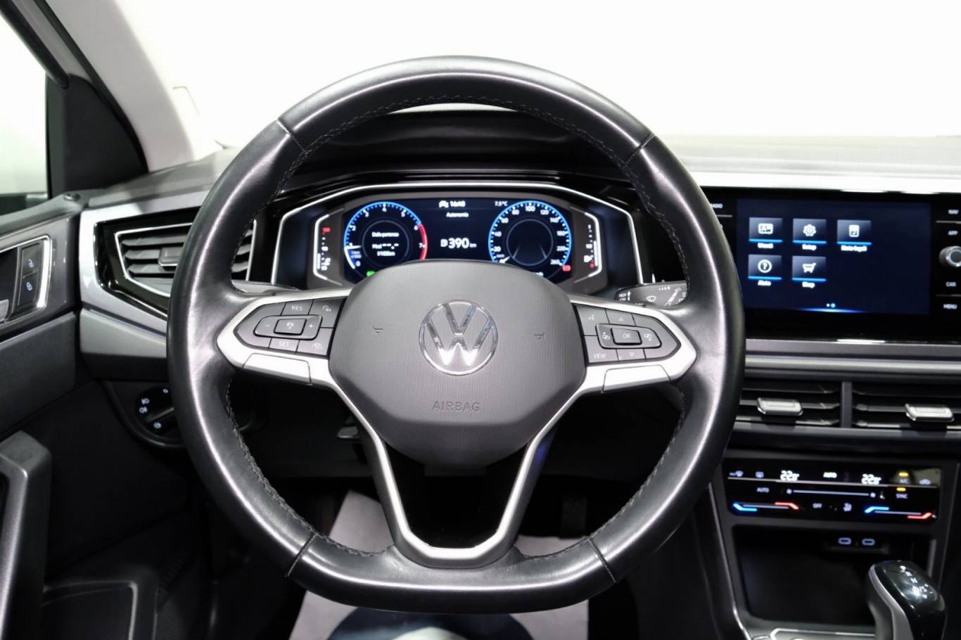 VOLKSWAGEN Polo 44