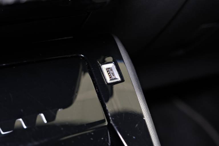 PEUGEOT 208 29