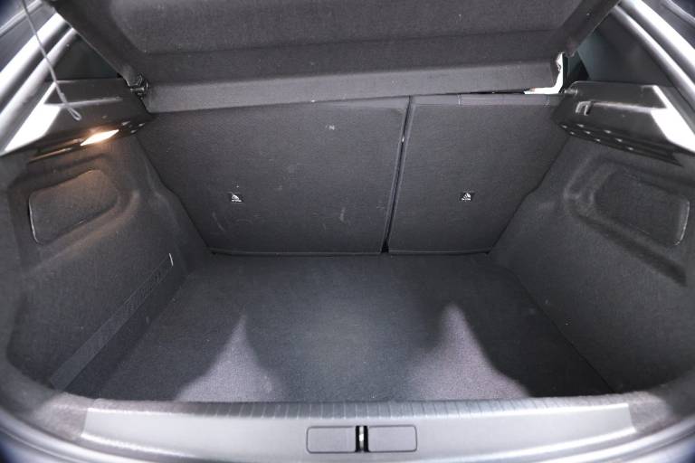 PEUGEOT 208 44