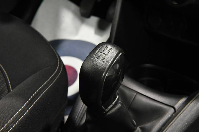PEUGEOT 208 8