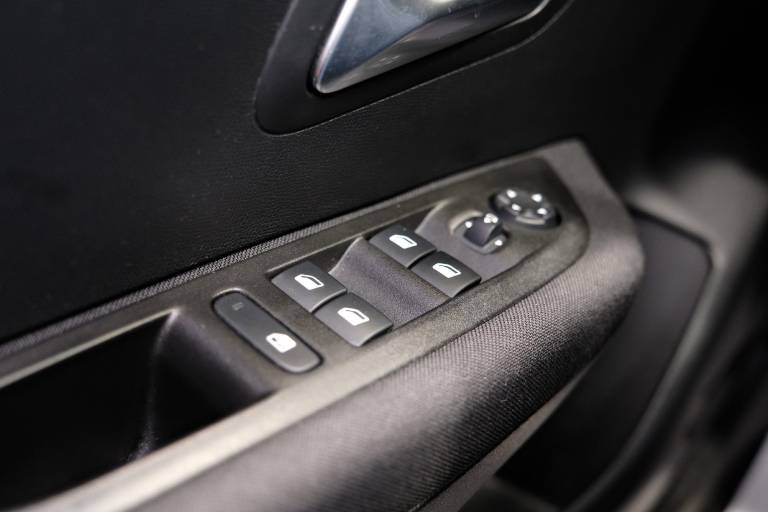 PEUGEOT 208 32