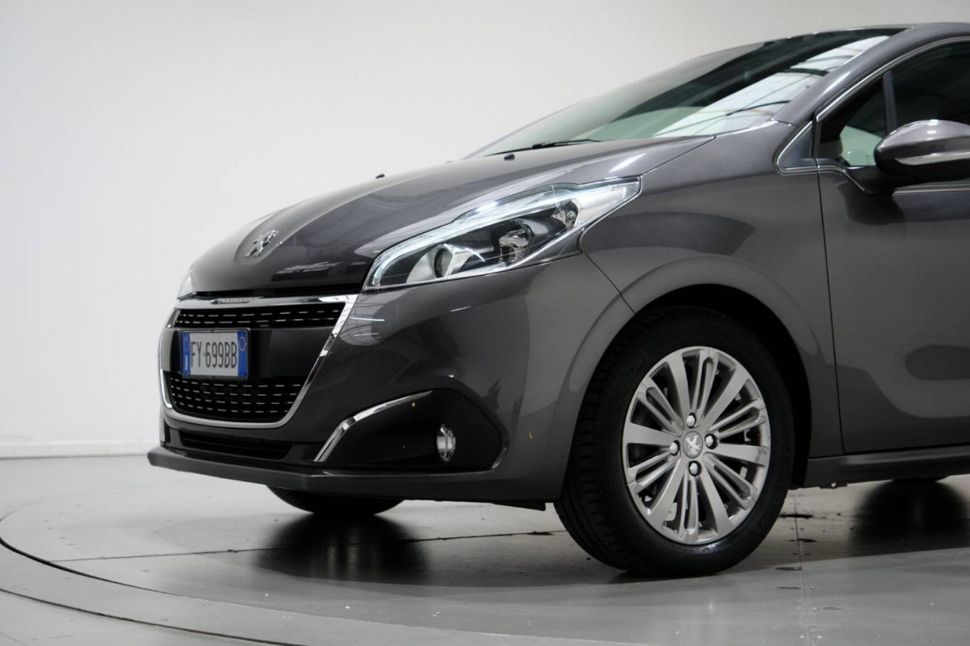 PEUGEOT 208 11