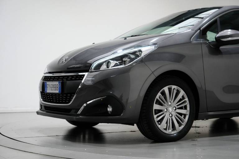 PEUGEOT 208 11