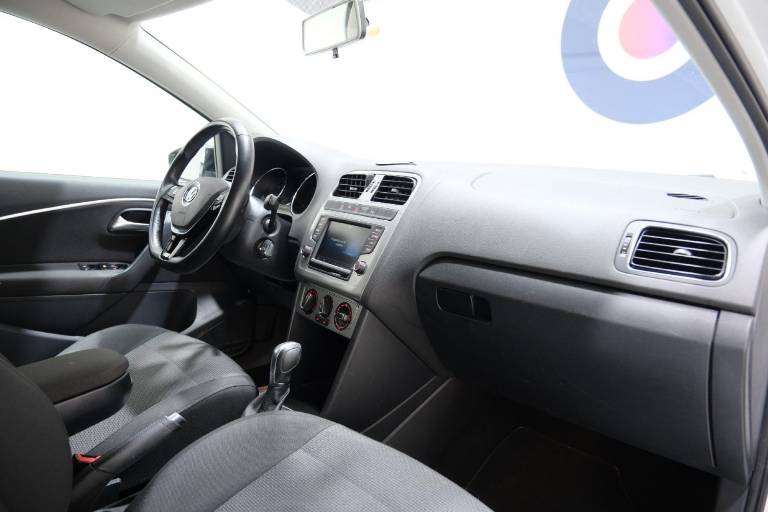 VOLKSWAGEN Polo 44
