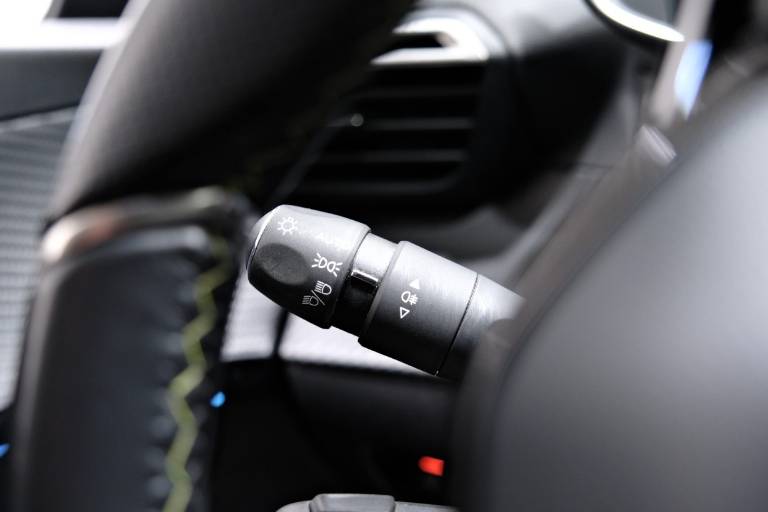 PEUGEOT 208 23