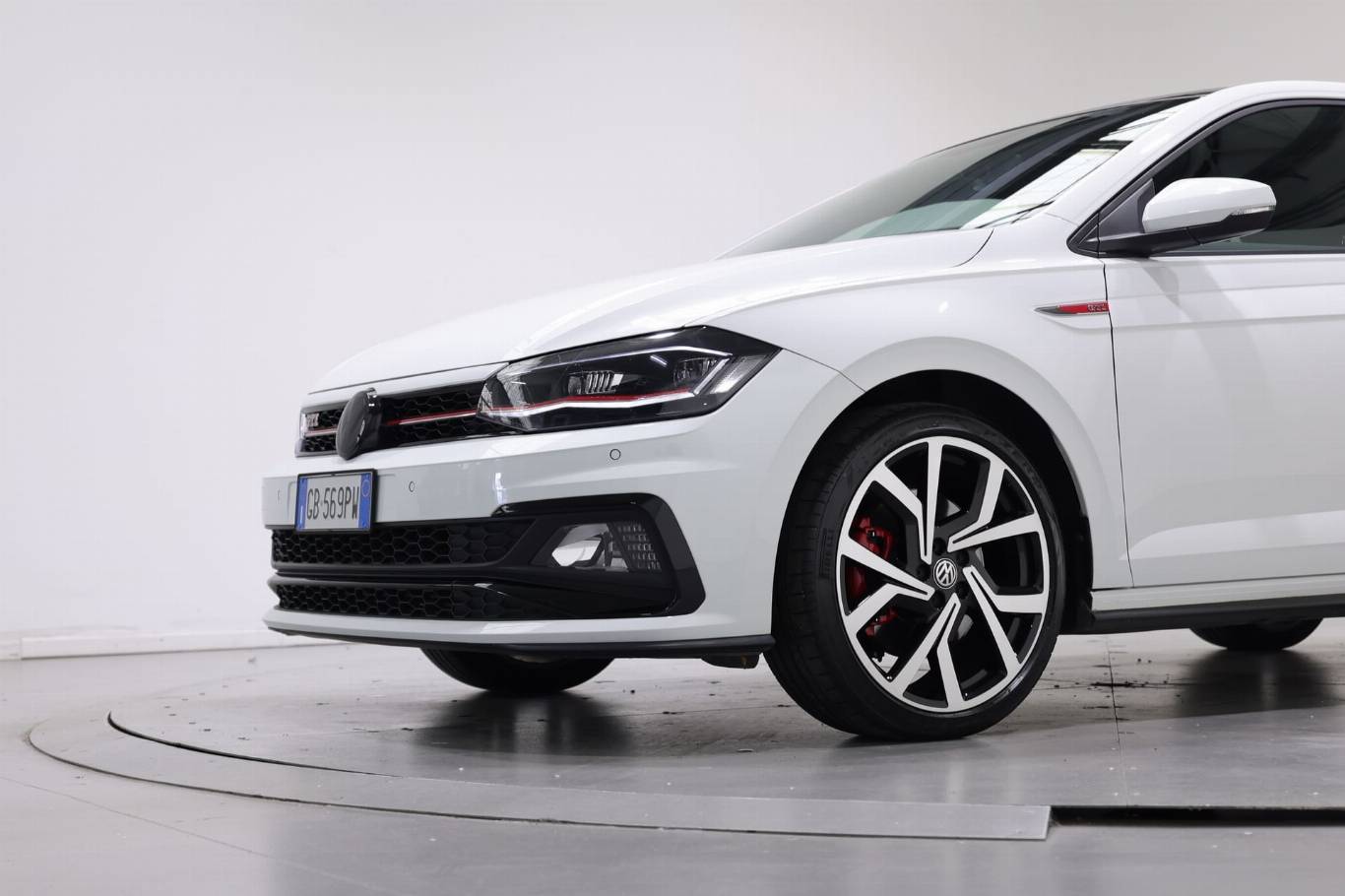 VOLKSWAGEN Polo 12