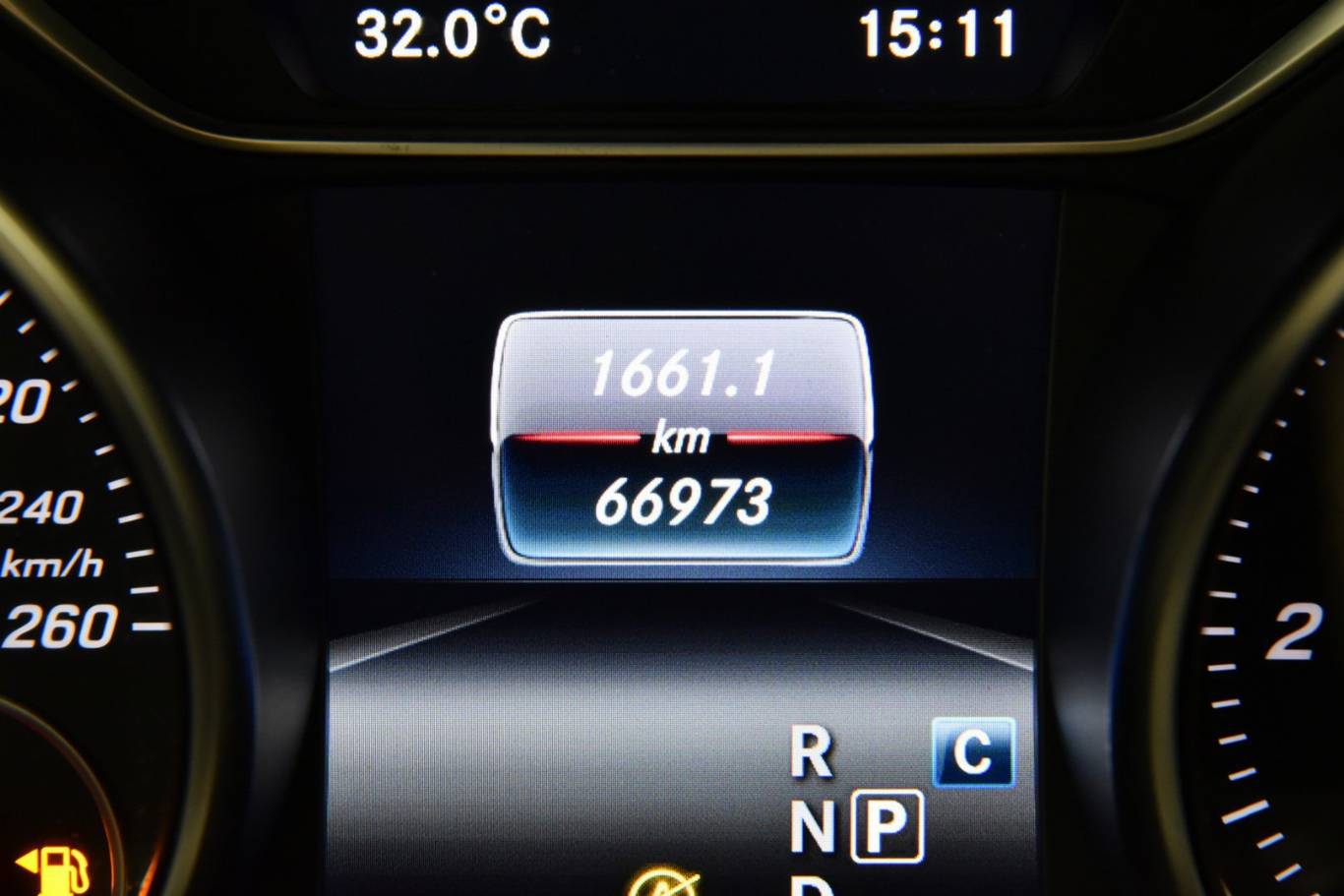 MERCEDES-BENZ GLA 200 25