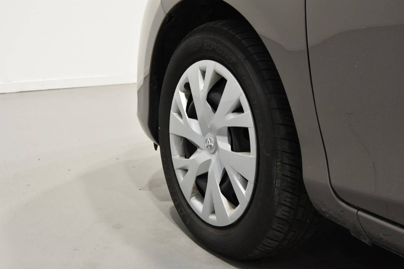 TOYOTA Yaris 9