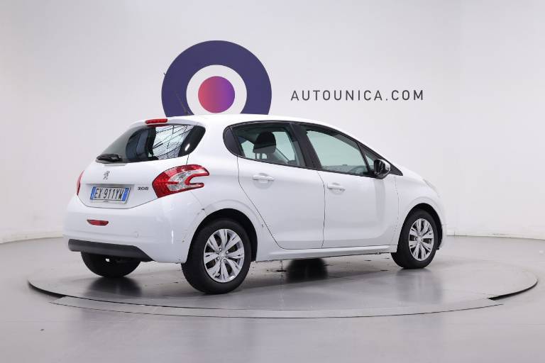 PEUGEOT 208 4