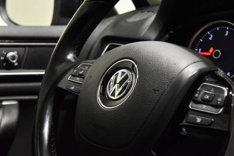 VOLKSWAGEN Touareg 23