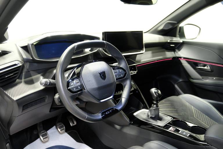 PEUGEOT 208 5