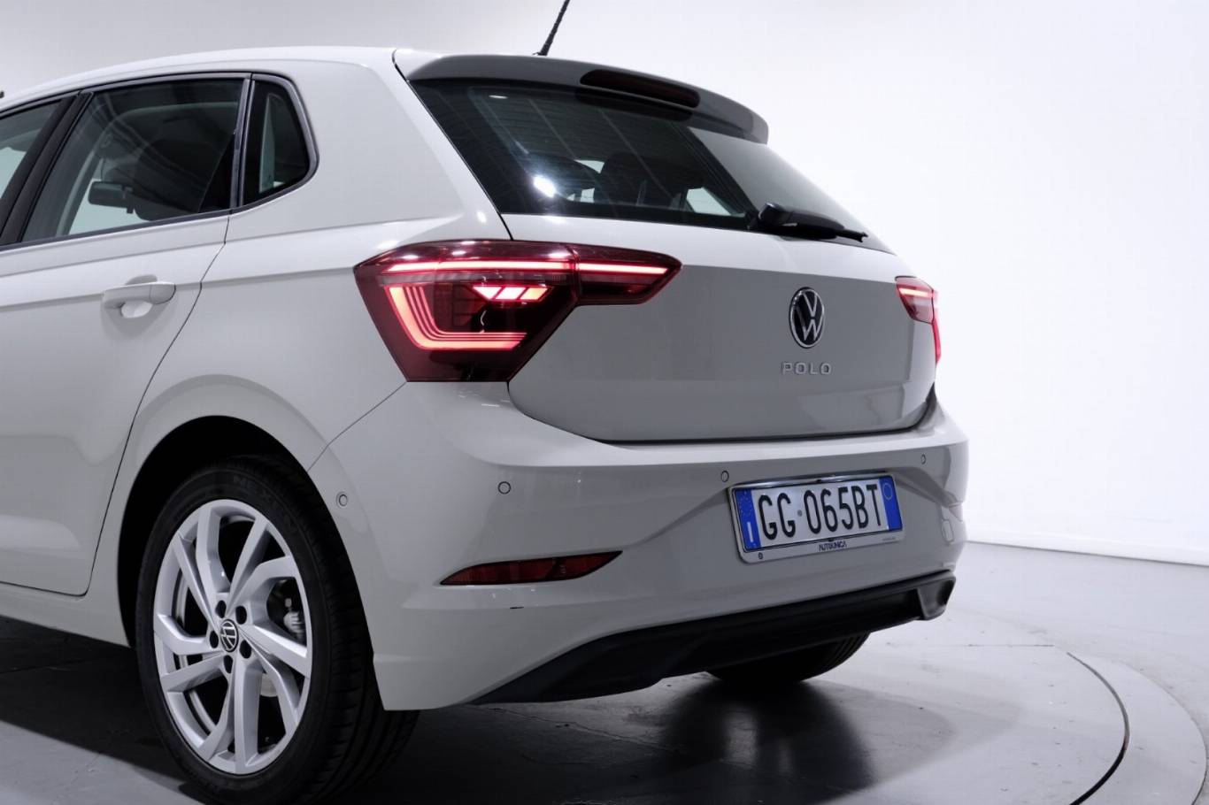 VOLKSWAGEN Polo 63