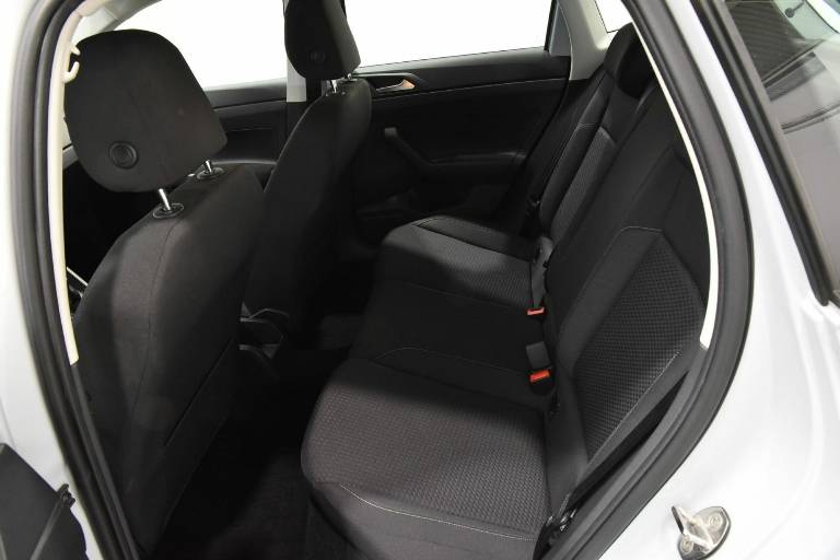 VOLKSWAGEN Polo 27