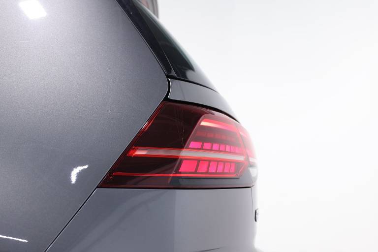 VOLKSWAGEN Golf 37