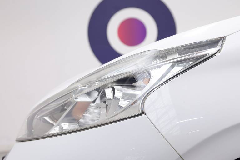 PEUGEOT 208 17