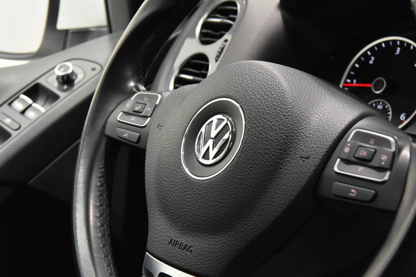VOLKSWAGEN Tiguan 23