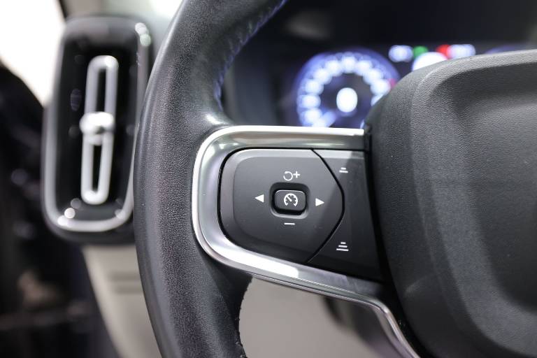 VOLVO XC40 16