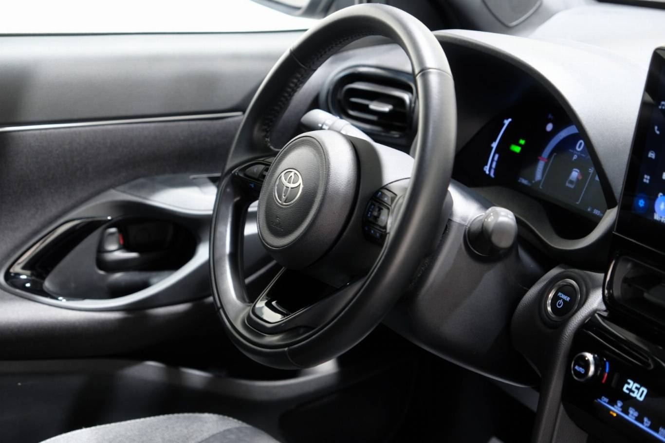 TOYOTA Yaris Cross 57