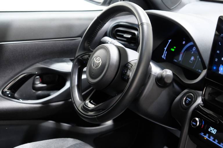 TOYOTA Yaris Cross 57