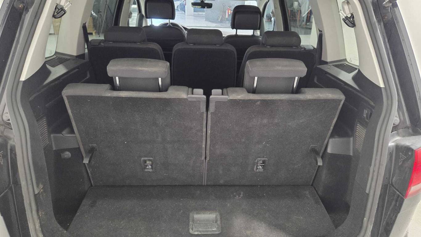 VOLKSWAGEN Touran 7