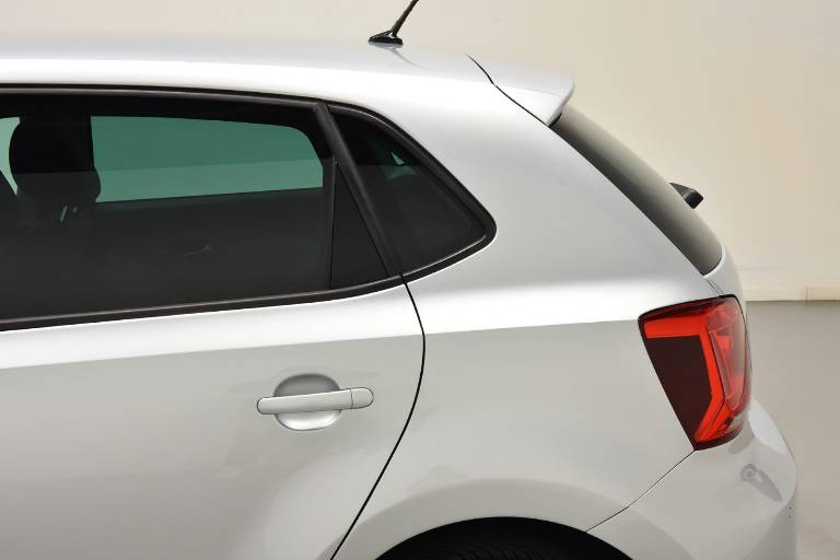VOLKSWAGEN Polo 38