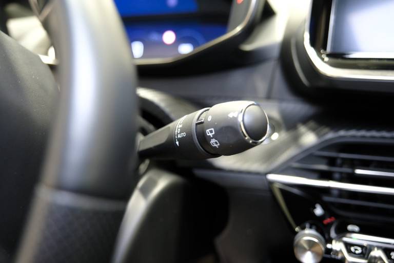 PEUGEOT 208 26