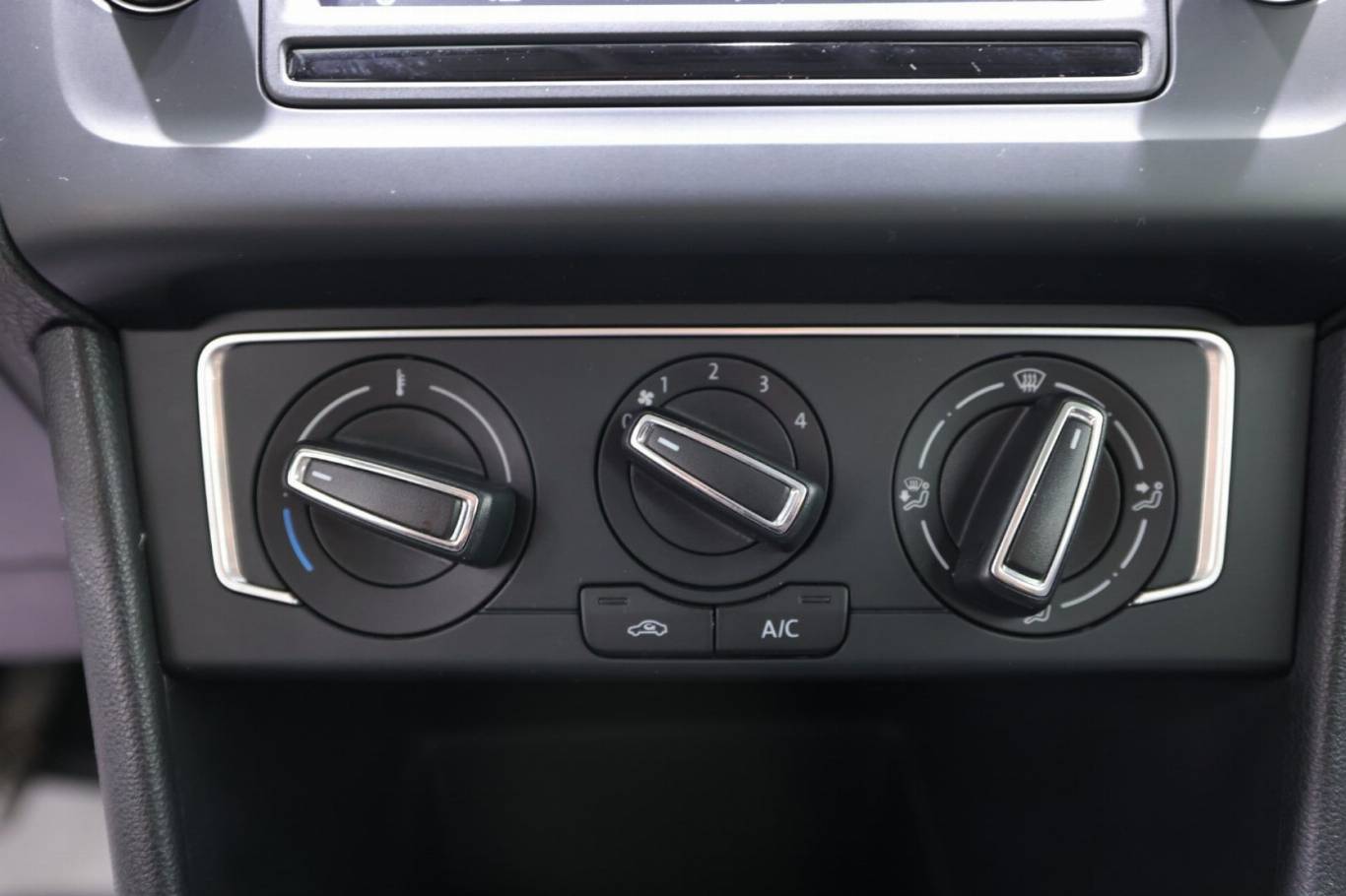 VOLKSWAGEN Polo 25