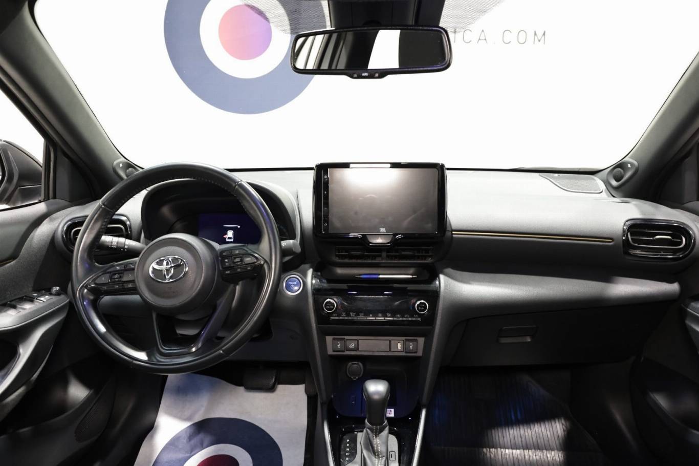 TOYOTA Yaris Cross 8