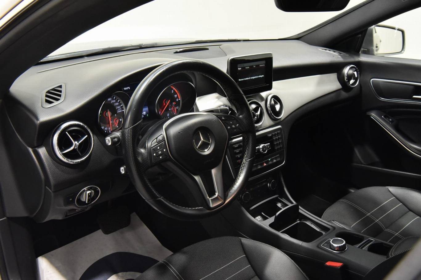 MERCEDES-BENZ CLA 200 3