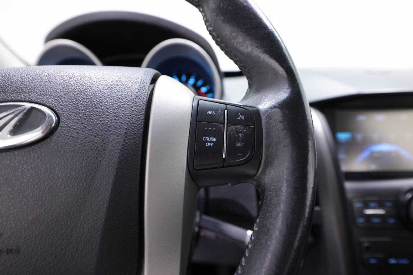 MAHINDRA XUV500 22