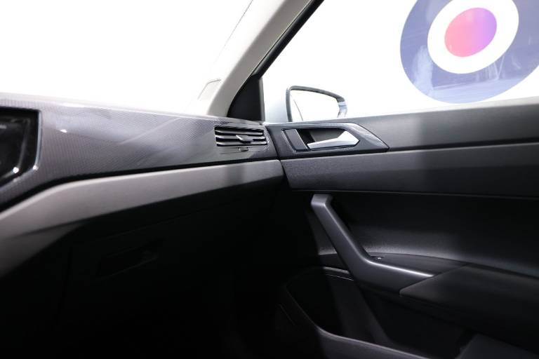 VOLKSWAGEN Polo 30